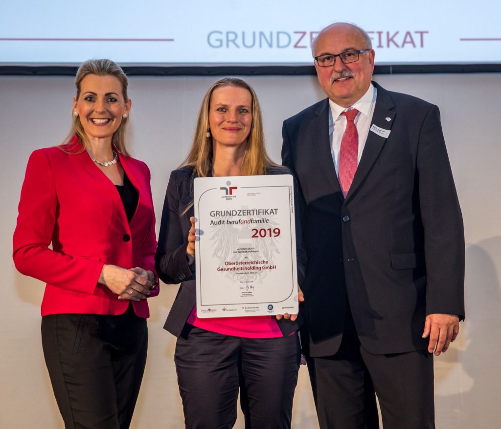 Auszeichnung durch Frau BM Aschbacher an Mag. Ursula Haider und Dr. Martin Rupprecht, OÖ Gesundheitsholding 2020  