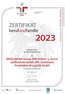 Auszeichnung Zertifikat Kräxlmaier Group wird als familienfreundliches Unternehmen von der BM Gabriele Raab ausgezeichnet. 
